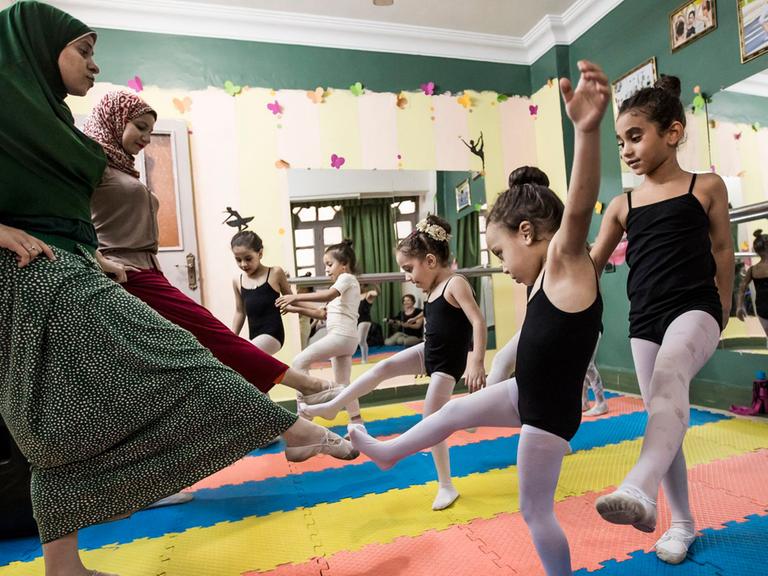 Die Ballettschülerinnen des Alwanat-Zentrums in Minya beim Training mit ihren Lehrerinnen