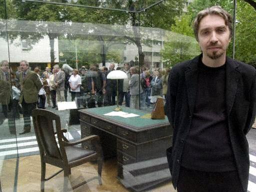 Der russische Künstler Vadim Zakharov vor dem von ihm gestalteten Adorno-Denkmal in Frankfurt am Main.