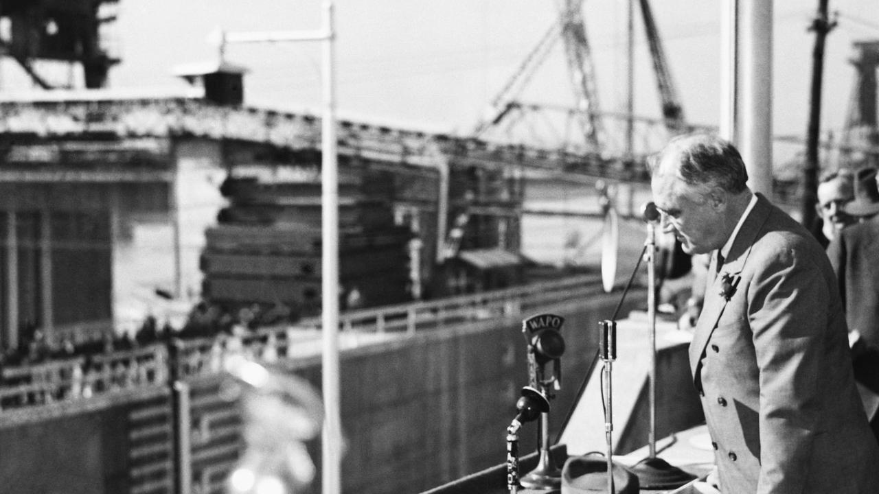 Franklin Roosevelt steht am Rednerpult, im Hintergrund die Baustelle eines Staudamms. Franklin Roosevelt steht am Rednerpult, im Hintergrund die Baustelle eines Staudamms.