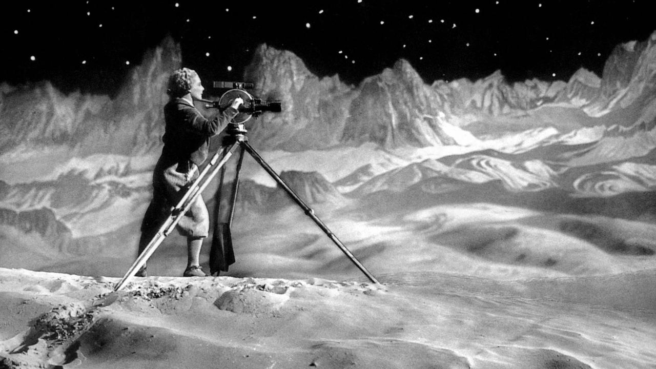 Szene aus dem Stummfilm "Frau im Mond" von Fritz Lang mit der Schauspielerin Gerda Maurus. Szene aus dem Stummfilm "Frau im Mond" von Fritz Lang mit der Schauspielerin Gerda Maurus.
