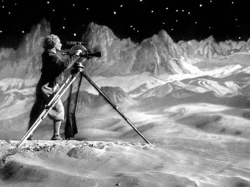Szene aus dem Stummfilm "Frau im Mond" von Fritz Lang mit der Schauspielerin Gerda Maurus.