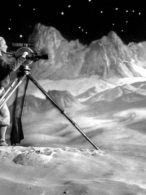 Szene aus dem Stummfilm "Frau im Mond" von Fritz Lang mit der Schauspielerin Gerda Maurus.