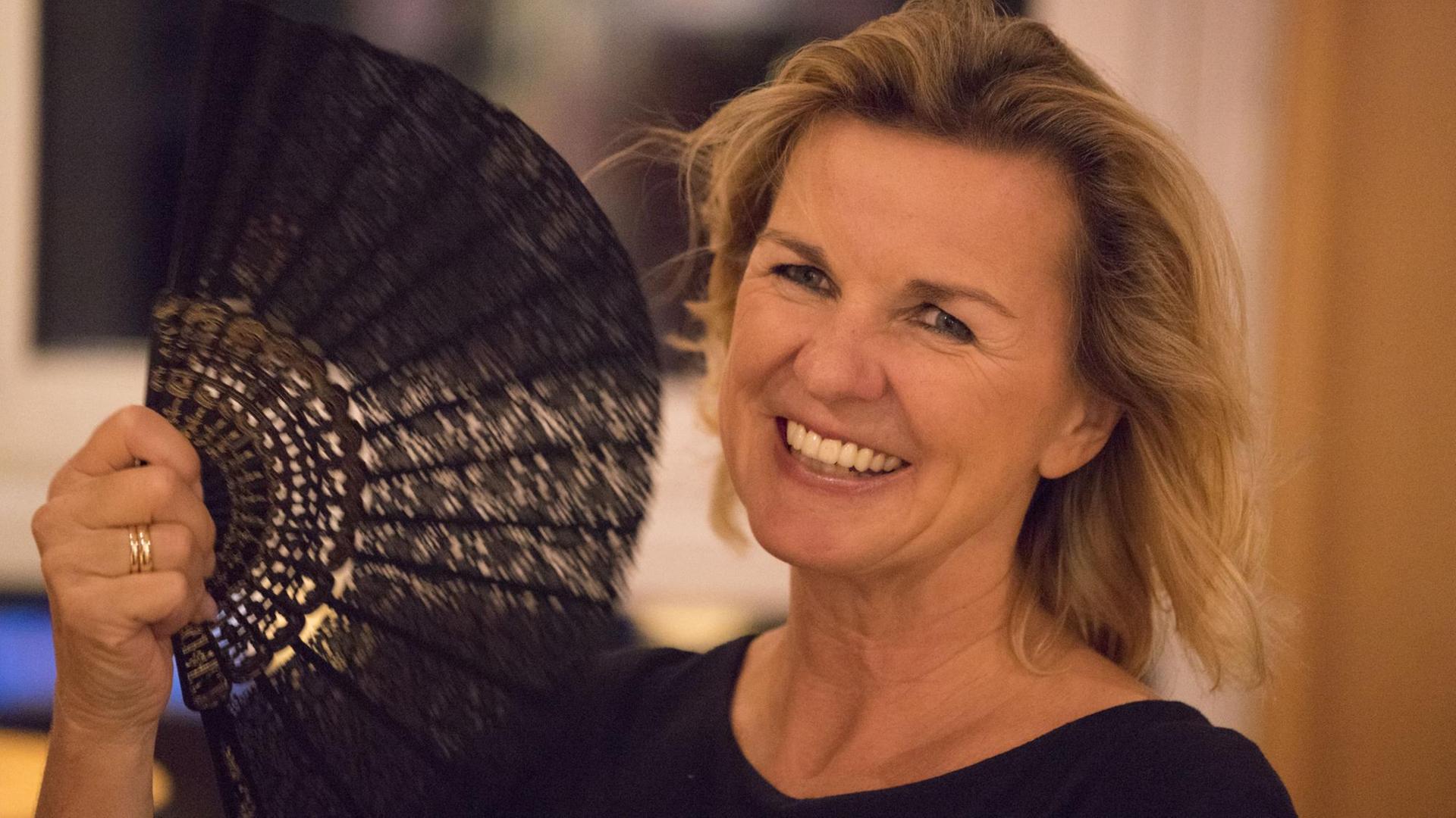 Schriftstellerin Hera Lind präsentiert im Oktober 2014 in einer Buchhandlung in ihrer Heimatstadt Bielefeld ihr Buch "Verwandt in alle Ewigkeit" Schriftstellerin Hera Lind präsentiert im Oktober 2014 in einer Buchhandlung in ihrer Heimatstadt Bielefeld ihr Buch "Verwandt in alle Ewigkeit"