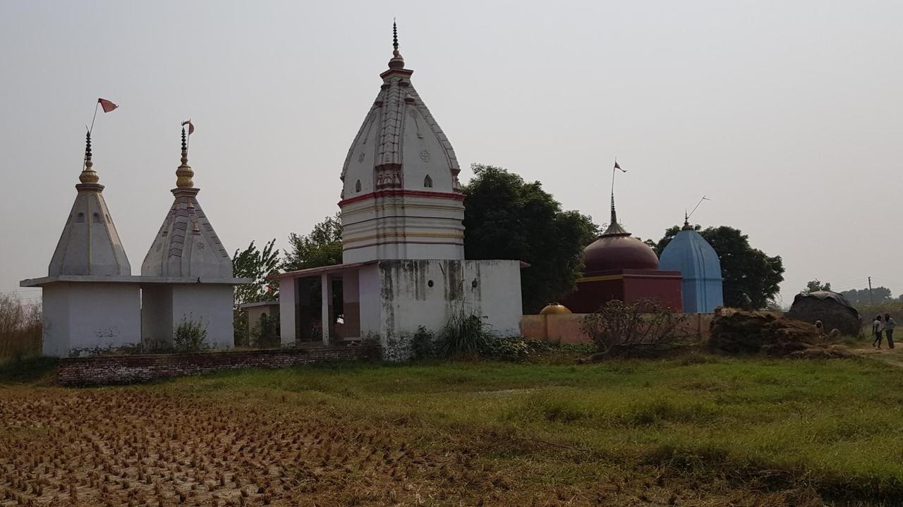 5 Türmiger Tempel am Dorfrand, Halbtotale 5 Türmiger Tempel am Dorfrand, Halbtotale