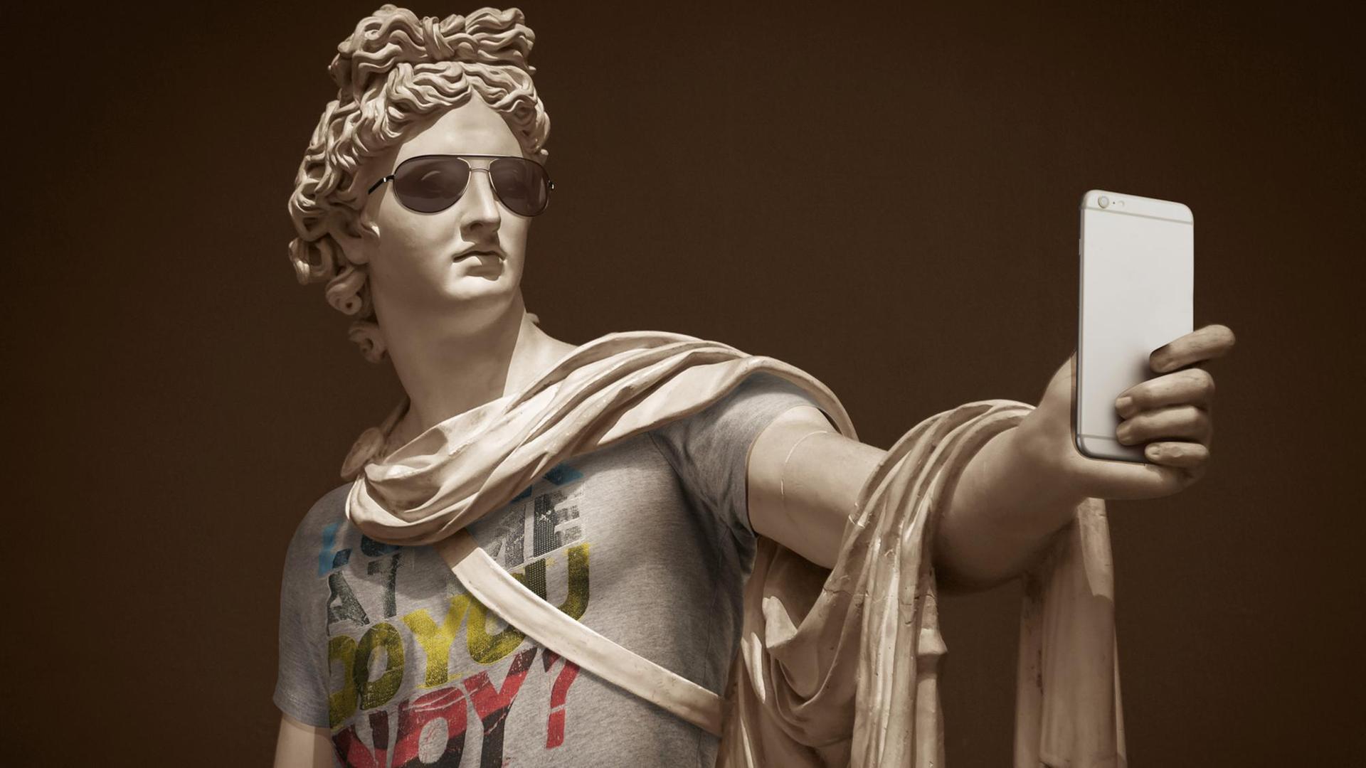 Eine Marmorstatue mit Sonnenbrille und Handy, Bild von Léo Caillard: Hipster in Stone XII, 2017 Eine Marmorstatue mit Sonnenbrille und Handy, Bild von Léo Caillard: Hipster in Stone XII, 2017