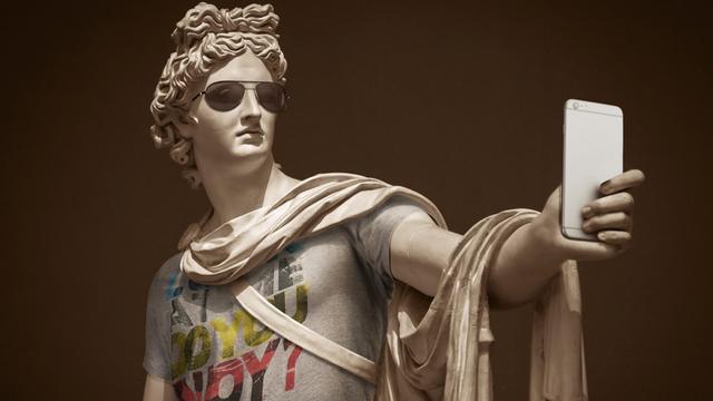 Eine Marmorstatue mit Sonnenbrille und Handy, Bild von Léo Caillard: Hipster in Stone XII, 2017