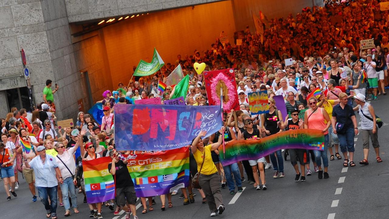 Lesbische Frauen beim Dyke Marsch in Köln