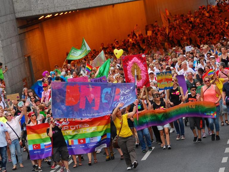 Lesbische Frauen beim Dyke Marsch in Köln