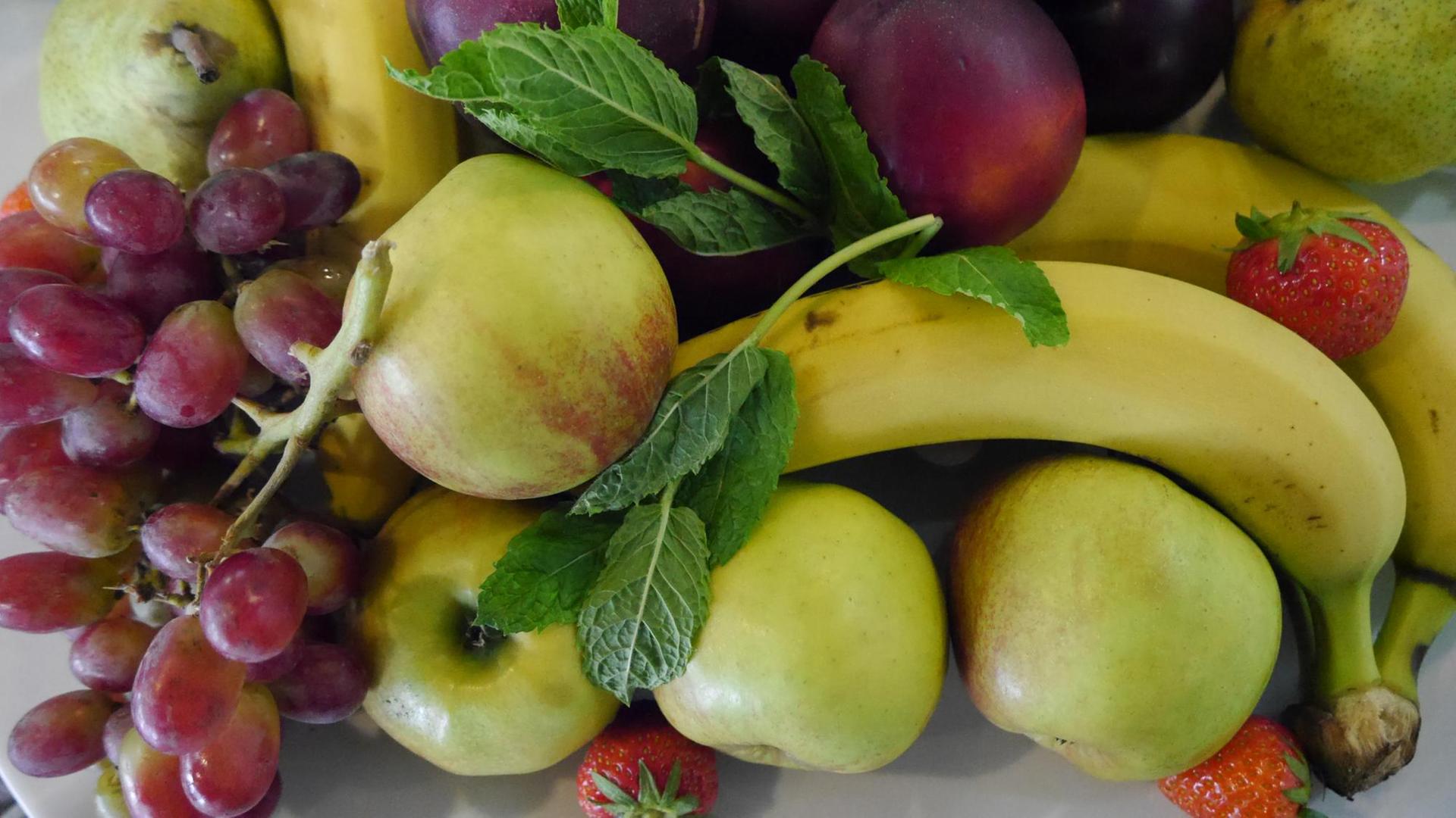 Ein Korb mit Bananen und Äpfeln Ein Korb mit Bananen und Äpfeln