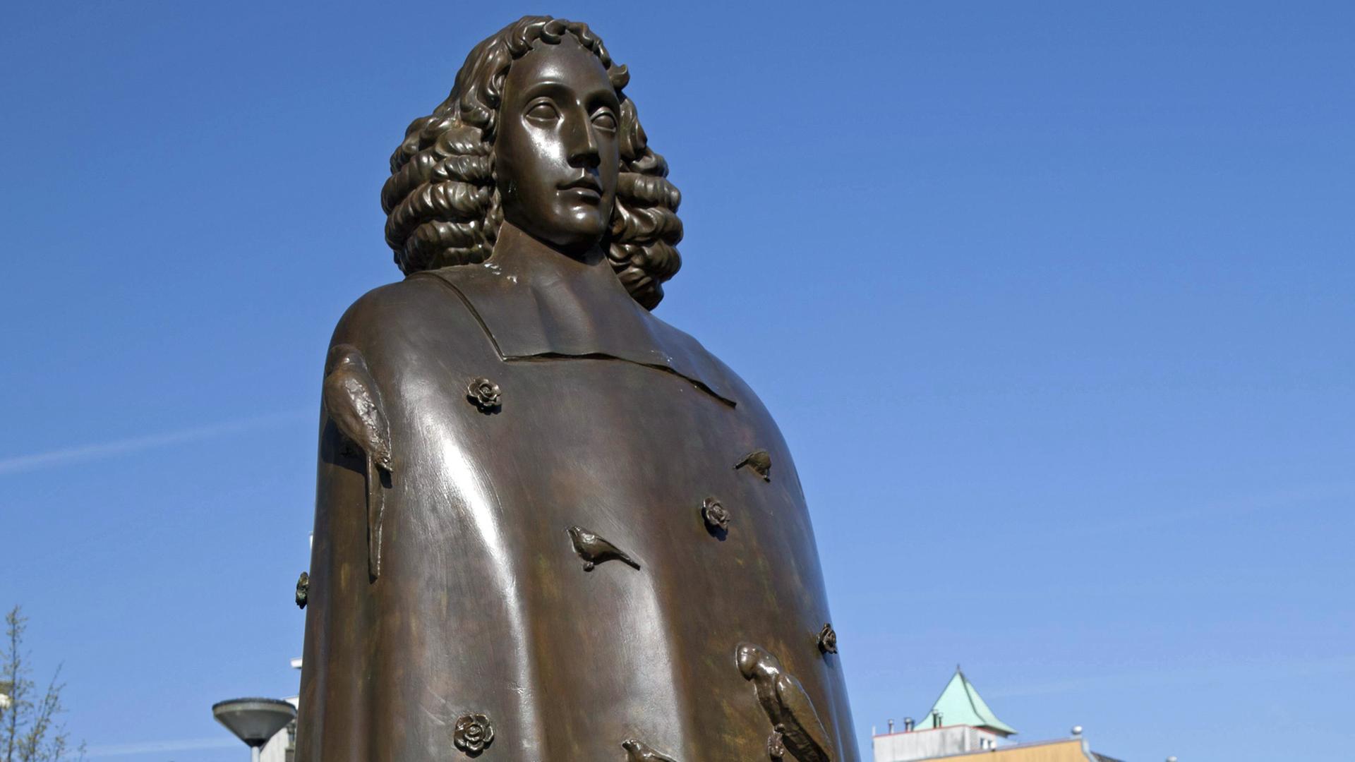 Denkmal für den Philosophen Baruch de Spinoza (1632 – 1677) in der Altstadt von Amsterdam Denkmal für den Philosophen Baruch de Spinoza (1632 – 1677) in der Altstadt von Amsterdam