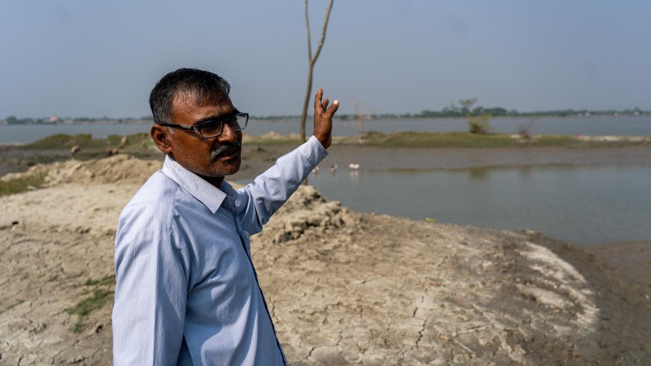 Satyendra Nath deutet auf die Wasserfläche in den Hintergrund - dort standen seine drei früheren Häuser Satyendra Nath deutet auf die Wasserfläche in den Hintergrund - dort standen seine drei früheren Häuser