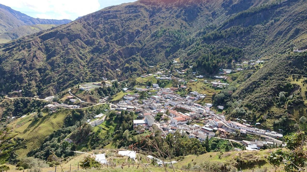Das Bergdorf Vetas mit 2500 Einwohnern liegt in einem Hochtal im Nordosten Kolumbiens. Grüne Hänge mit Bäumen und Sträuchern. Das Bergdorf Vetas mit 2500 Einwohnern liegt in einem Hochtal im Nordosten Kolumbiens. Grüne Hänge mit Bäumen und Sträuchern.
