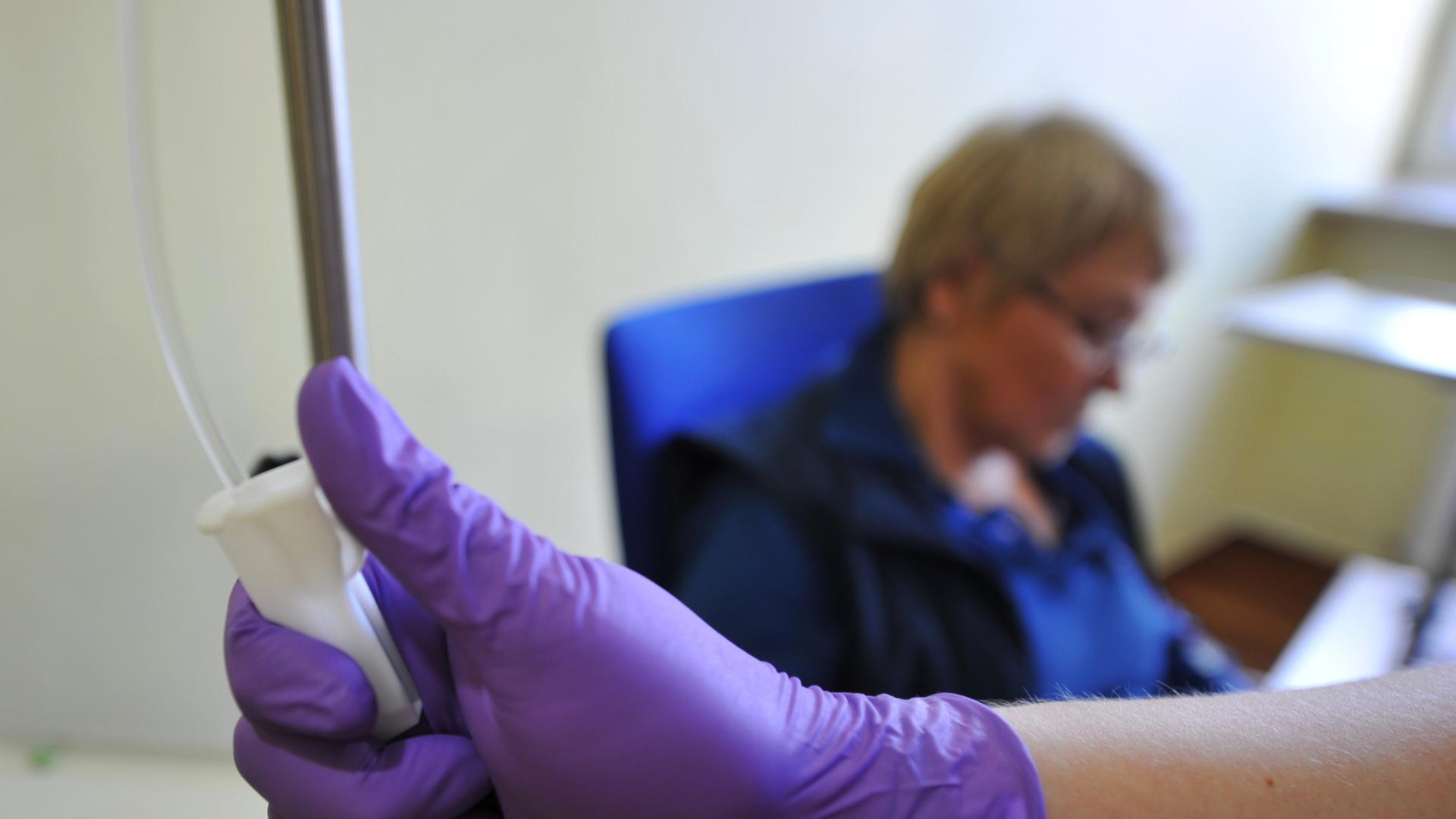 Eine Patientin bekommt eine Infusion. Eine Patientin bekommt eine Infusion.