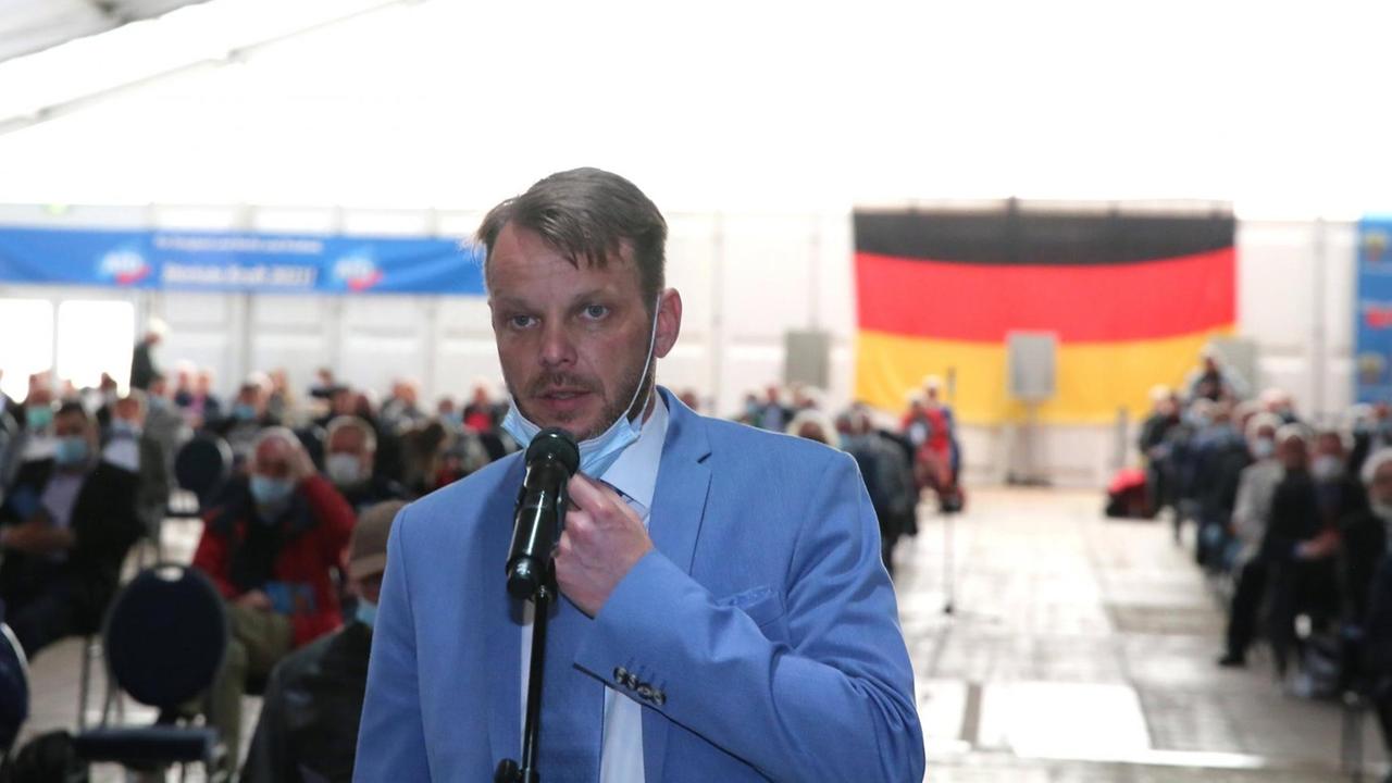 Nikolaus Kramer, AfD-Fraktionsvorsitzender im Schweriner Landtag steht am 15.05.21 beim Landesparteitag der AfD Mecklenburg Vorpommern in Kemnitz an einem Rednerpult  