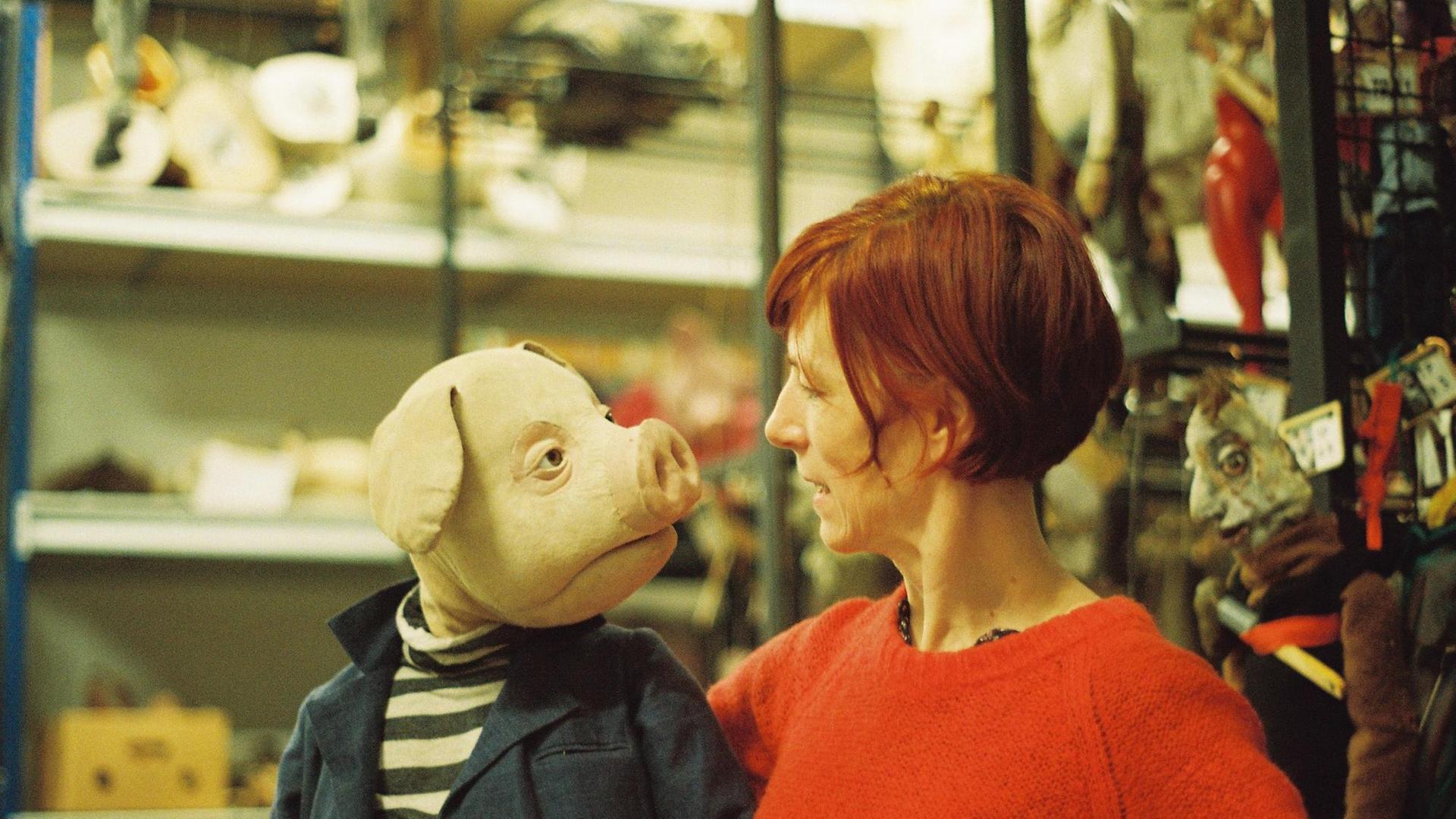 Ein Mitglied des Schweine-Ensembles mit Puppenbauerin Melanie Sowa. Ein Mitglied des Schweine-Ensembles mit Puppenbauerin Melanie Sowa.
