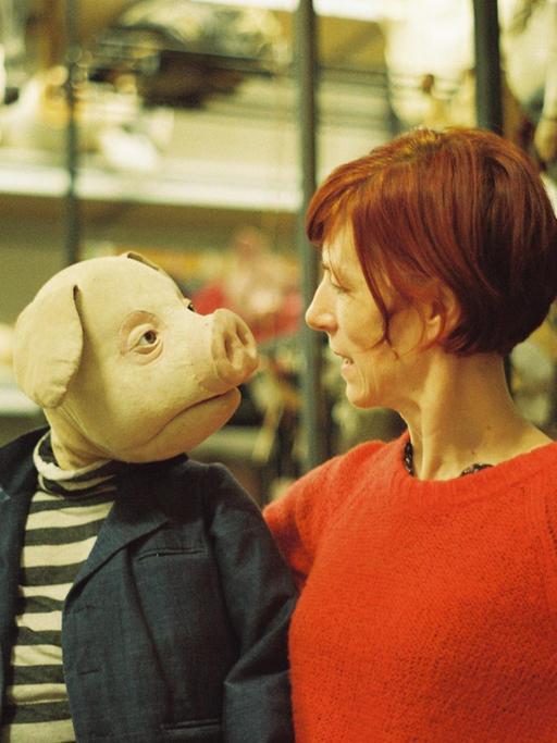 Ein Mitglied des Schweine-Ensembles mit Puppenbauerin Melanie Sowa.