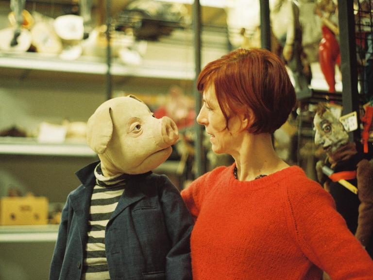 Ein Mitglied des Schweine-Ensembles mit Puppenbauerin Melanie Sowa.