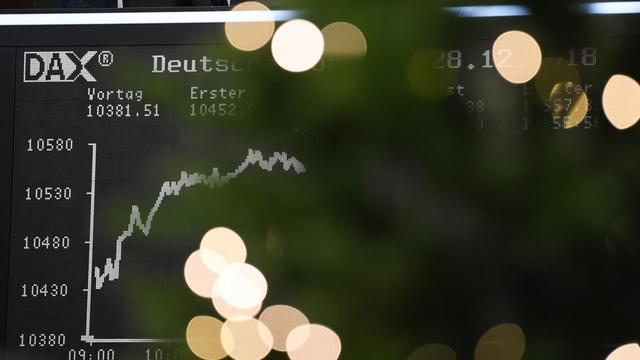 Die Beleuchtung eines Weihnachtsbaumes sorgt im Handelssaal der Frankfurter Wertpapierbörse für Lichtpunkte vor der Anzeigetafel mit der Dax-Kurve. Nach den Verlusten am Vortag legen die Aktienkurse am letzten Handelstag 2018 wieder zu. Insgesamt hat der Deutsche Aktienindex seit Jahresbeginn fast 20 Prozent eingebüßt.