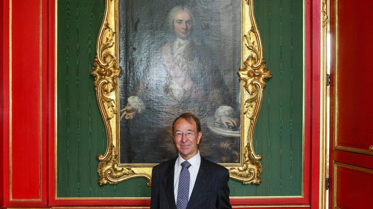 Verleihung der Medaille Charlemagne pourles Medias Europeens 2018 an den Historiker Sir Ian Kershaw im Krönungssaal des Aachener Rathauses. Das Bild zeigt den Historiker Ian Kershaw vor dem Gemälde eines britischen Gesandten im Roten Saal des Aachener Rathauses 2018 - Verleihung der Medaille Charlemagne pour les Medias Europeens 2018 an den Historiker Sir Ian Kershaw im Krönungssaal des Aachener Rathauses. Verleihung der Medaille Charlemagne pourles Medias Europeens 2018 an den Historiker Sir Ian Kershaw im Krönungssaal des Aachener Rathauses. Das Bild zeigt den Historiker Ian Kershaw vor dem Gemälde eines britischen Gesandten im Roten Saal des Aachener Rathauses 2018 - Verleihung der Medaille Charlemagne pour les Medias Europeens 2018 an den Historiker Sir Ian Kershaw im Krönungssaal des Aachener Rathauses.