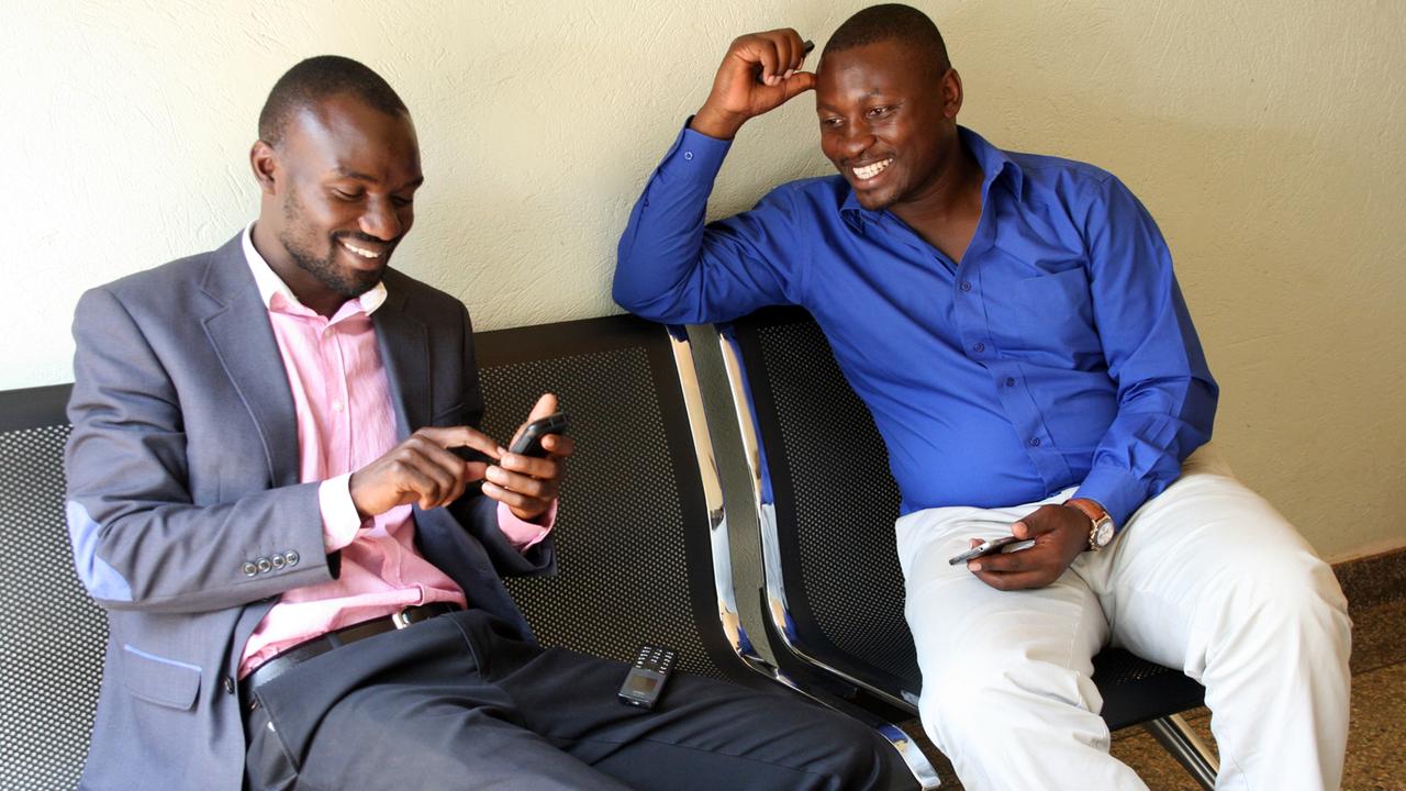 Die Jungunternehmer Stephen Sembuya und Felix Okuye aus Uganda