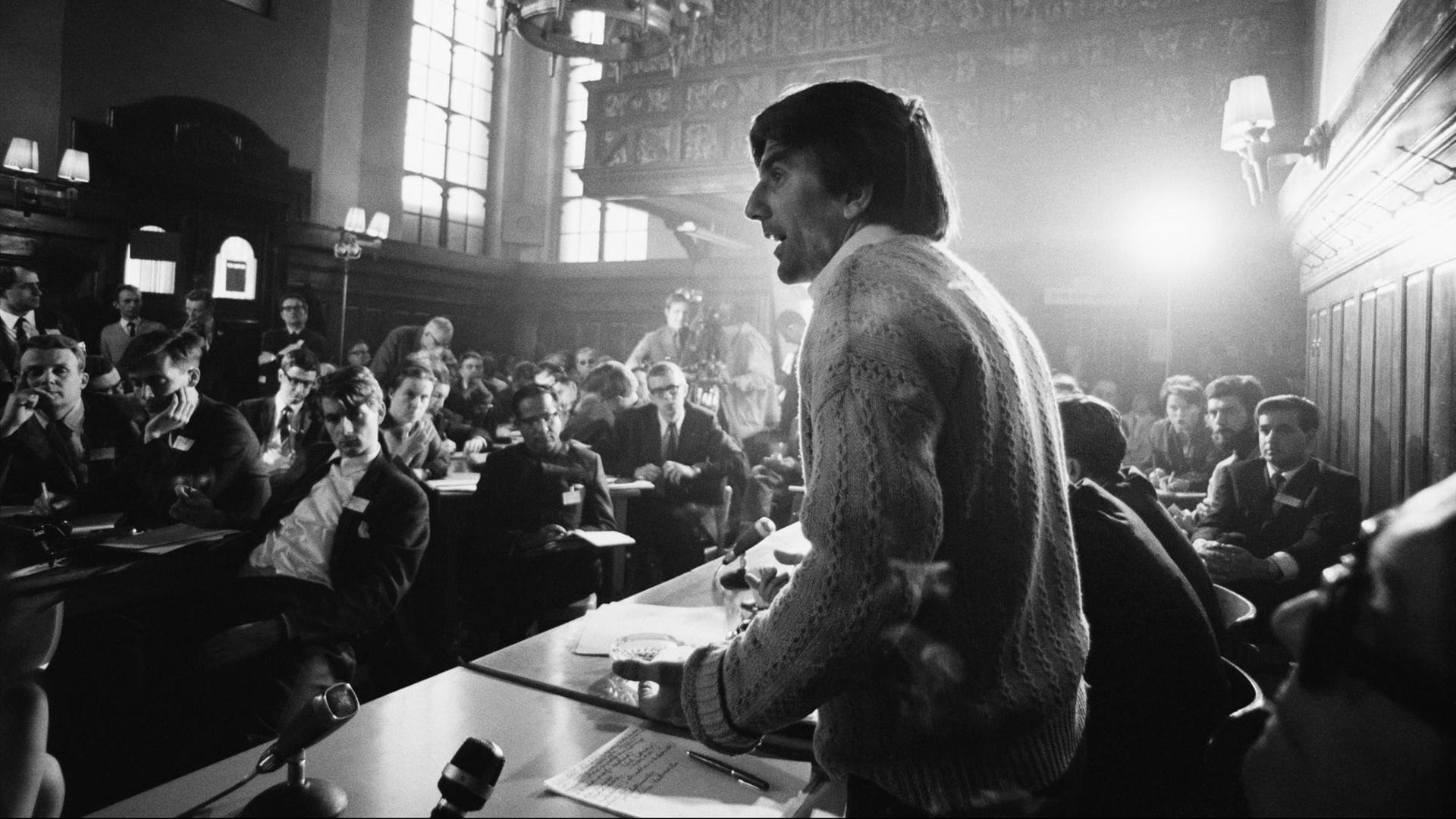 Robert Lebeck: Rudi Dutschke, Wortführer der deutschen Studentenbewegung, bei einer Rede in der Prager Karls-Universität, 3. April 1968 Robert Lebeck: Rudi Dutschke, Wortführer der deutschen Studentenbewegung, bei einer Rede in der Prager Karls-Universität, 3. April 1968