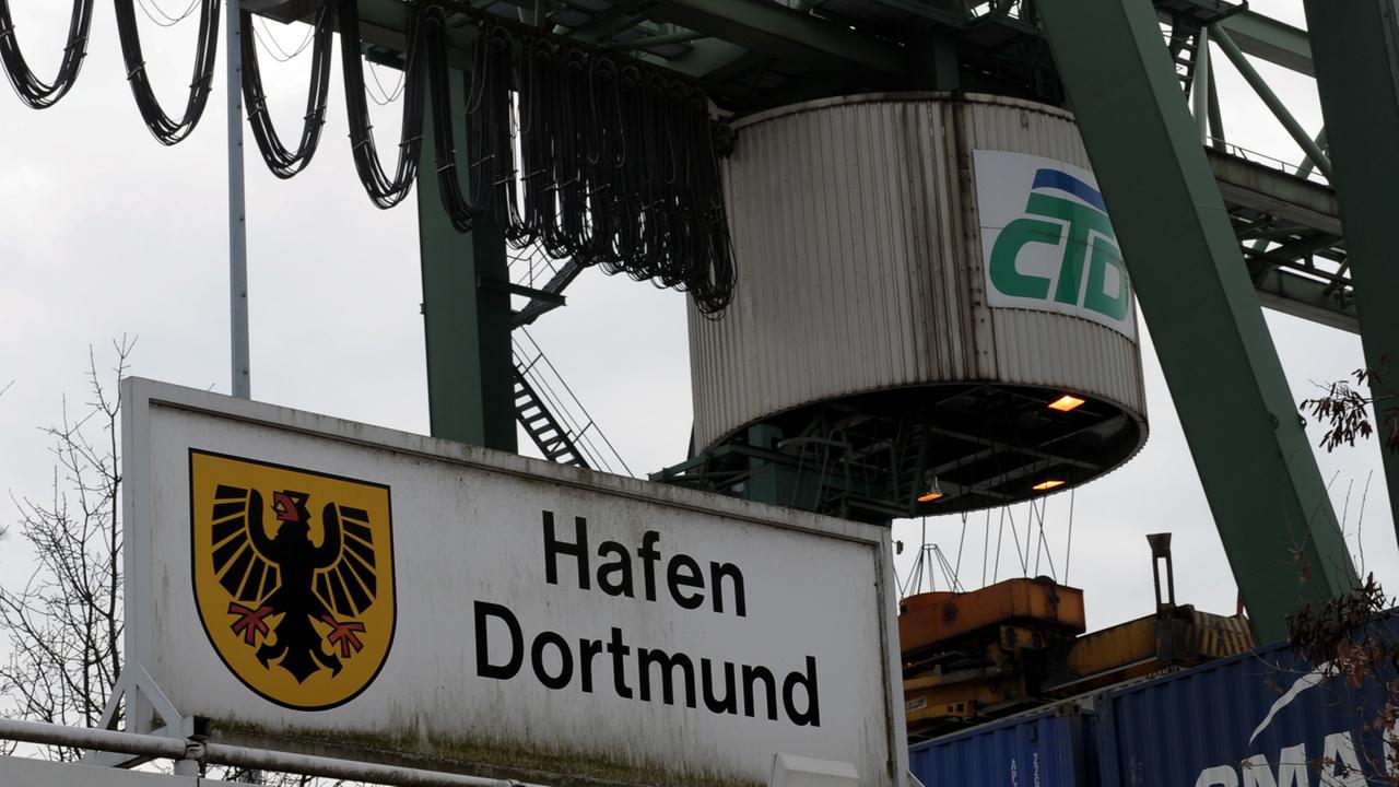 Ein Kran fährt im Container Terminal des Dortmunder Hafens über gestapelte Container. Ein Kran fährt im Container Terminal des Dortmunder Hafens über gestapelte Container.