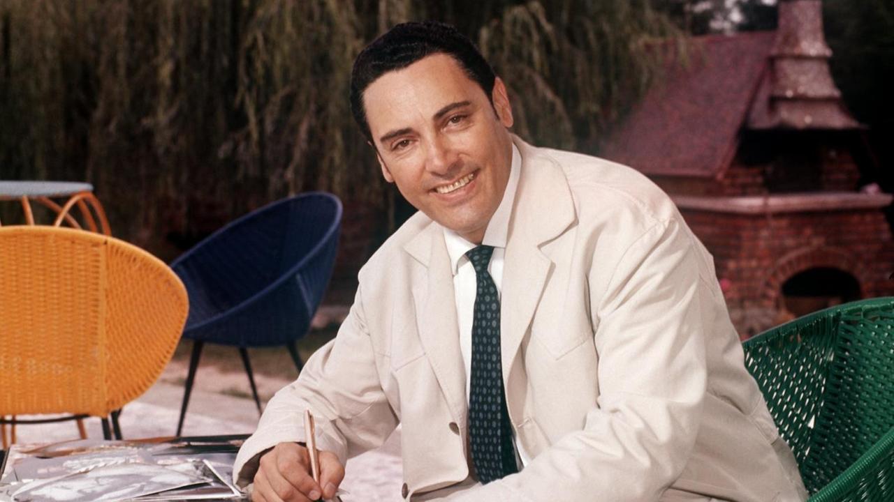 Der italienische Tenor Mario Del Monaco beim Unterzeichnen von Autogrammkarten (undatierte Aufnahme). Er wurde am 27.7.1915 in Florenz geboren und starb am 16.10.1982 im italienischen Mestre. Der italienische Tenor Mario Del Monaco beim Unterzeichnen von Autogrammkarten (undatierte Aufnahme). Er wurde am 27.7.1915 in Florenz geboren und starb am 16.10.1982 im italienischen Mestre.