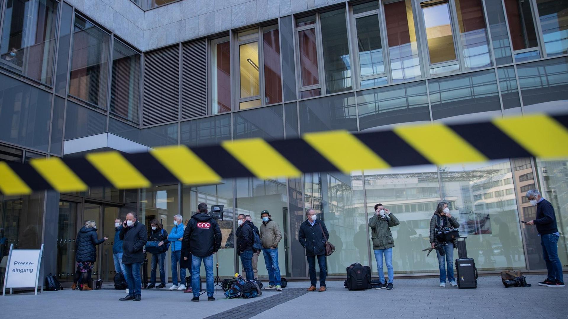 Medienvertreter warten vor dem Land- und Amtsgericht Düsseldorf Medienvertreter warten vor dem Land- und Amtsgericht Düsseldorf