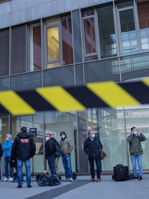 Medienvertreter warten vor dem Land- und Amtsgericht Düsseldorf