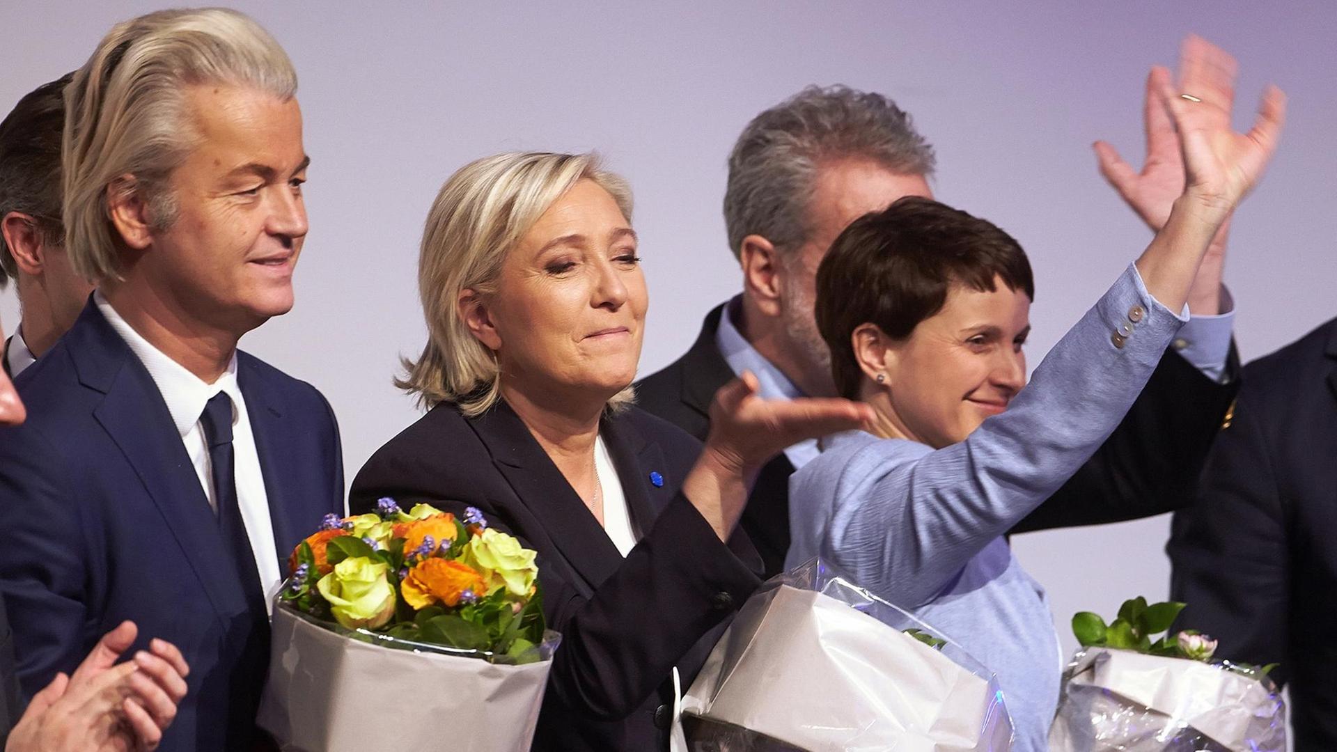 Der Vorsitzende der niederländischen Freiheits Partei (PVV), Geert Wilders, die Vorsitzende des französischen Front National (FN), Marine Le Pen (M), und die AFD-Vorsitzende Frauke Petry nehmen am 21.01.2017 in Koblenz (Rheinland-Pfalz) an der Tagung der rechtspopulistischen ENF-Fraktion teil. Foto: Thomas Frey/dpa | Verwendung weltweit Der Vorsitzende der niederländischen Freiheits Partei (PVV), Geert Wilders, die Vorsitzende des französischen Front National (FN), Marine Le Pen (M), und die AFD-Vorsitzende Frauke Petry nehmen am 21.01.2017 in Koblenz (Rheinland-Pfalz) an der Tagung der rechtspopulistischen ENF-Fraktion teil. Foto: Thomas Frey/dpa | Verwendung weltweit