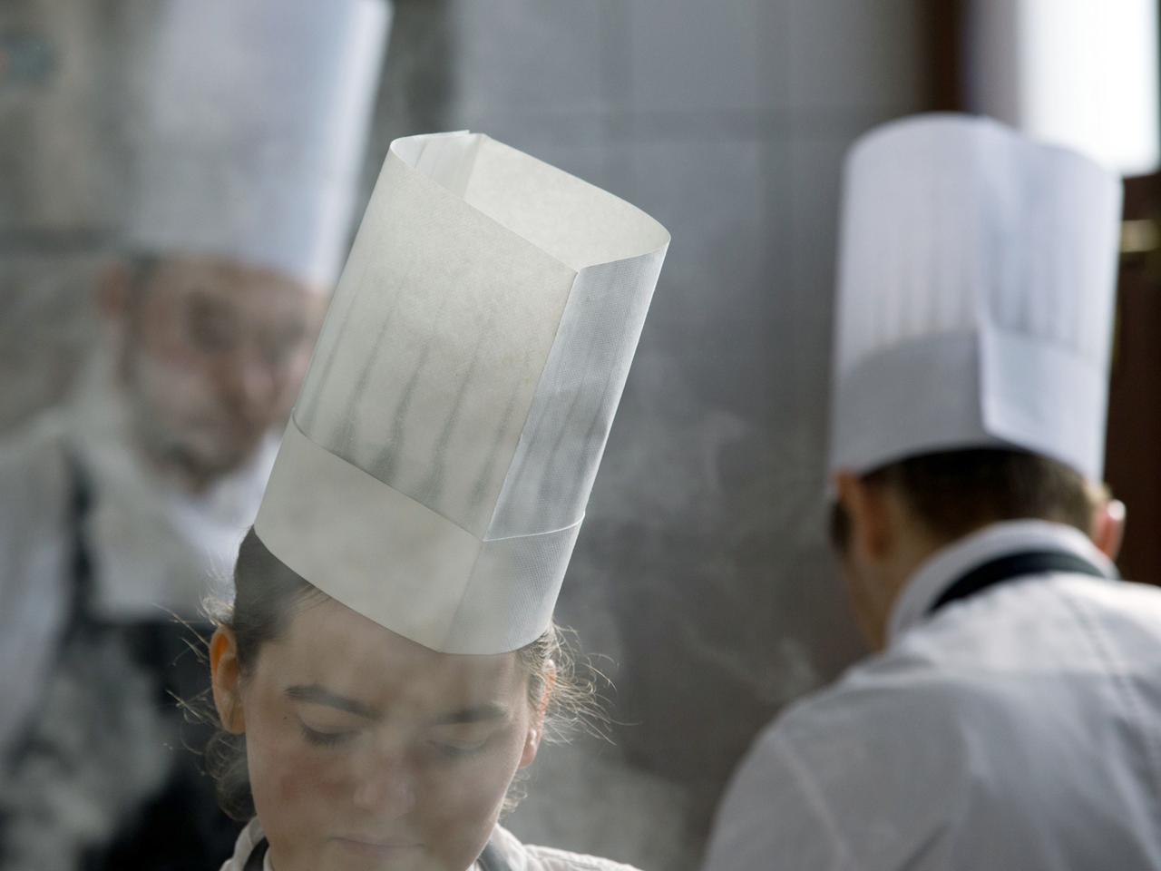 Eine junge Köchin bei der Arbeit Eine junge Köchin bei der Arbeit