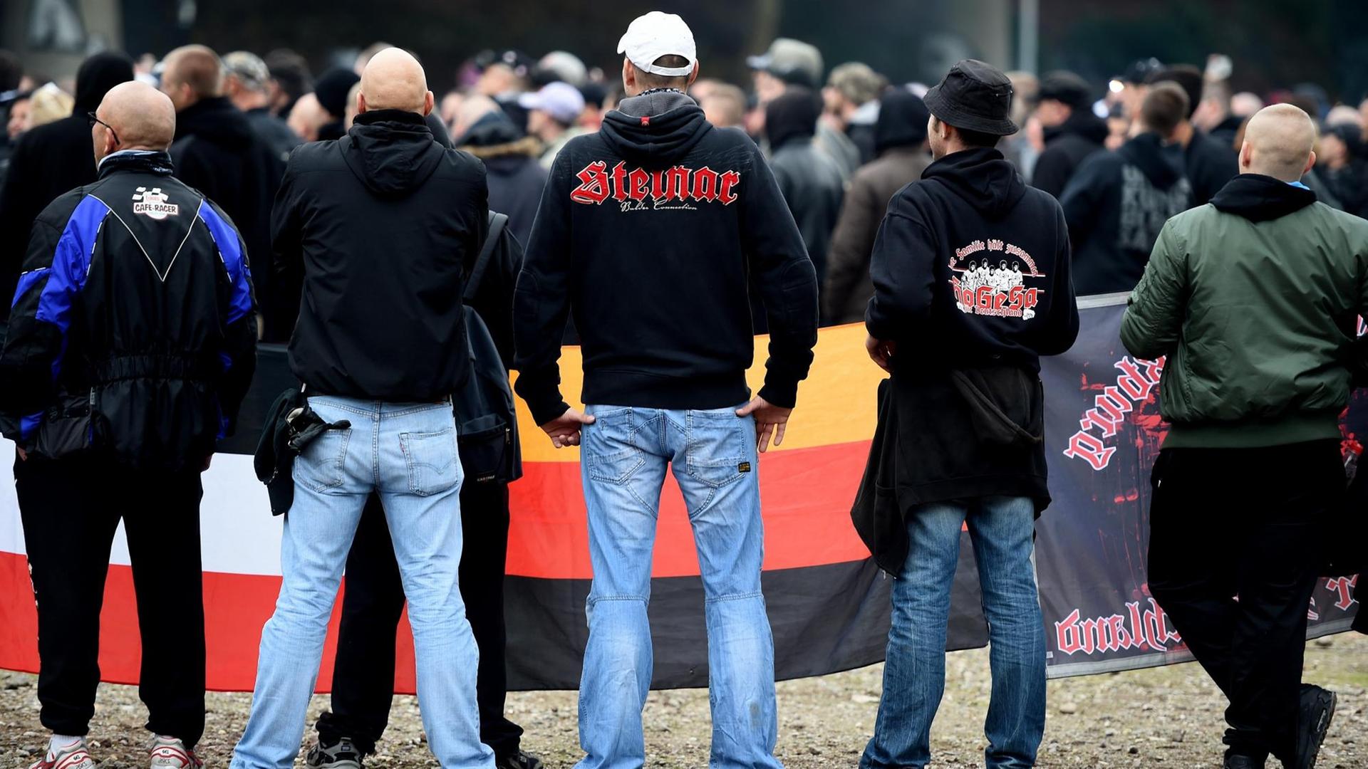 Teilnehmer einer Hogesa-Demonstration in Köln im Oktober 2015. Teilnehmer einer Hogesa-Demonstration in Köln im Oktober 2015.