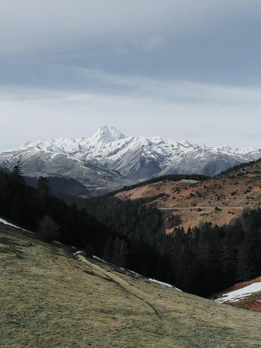 Eine Panorama-Aufnahme der Pyrenäen in Frankreich.