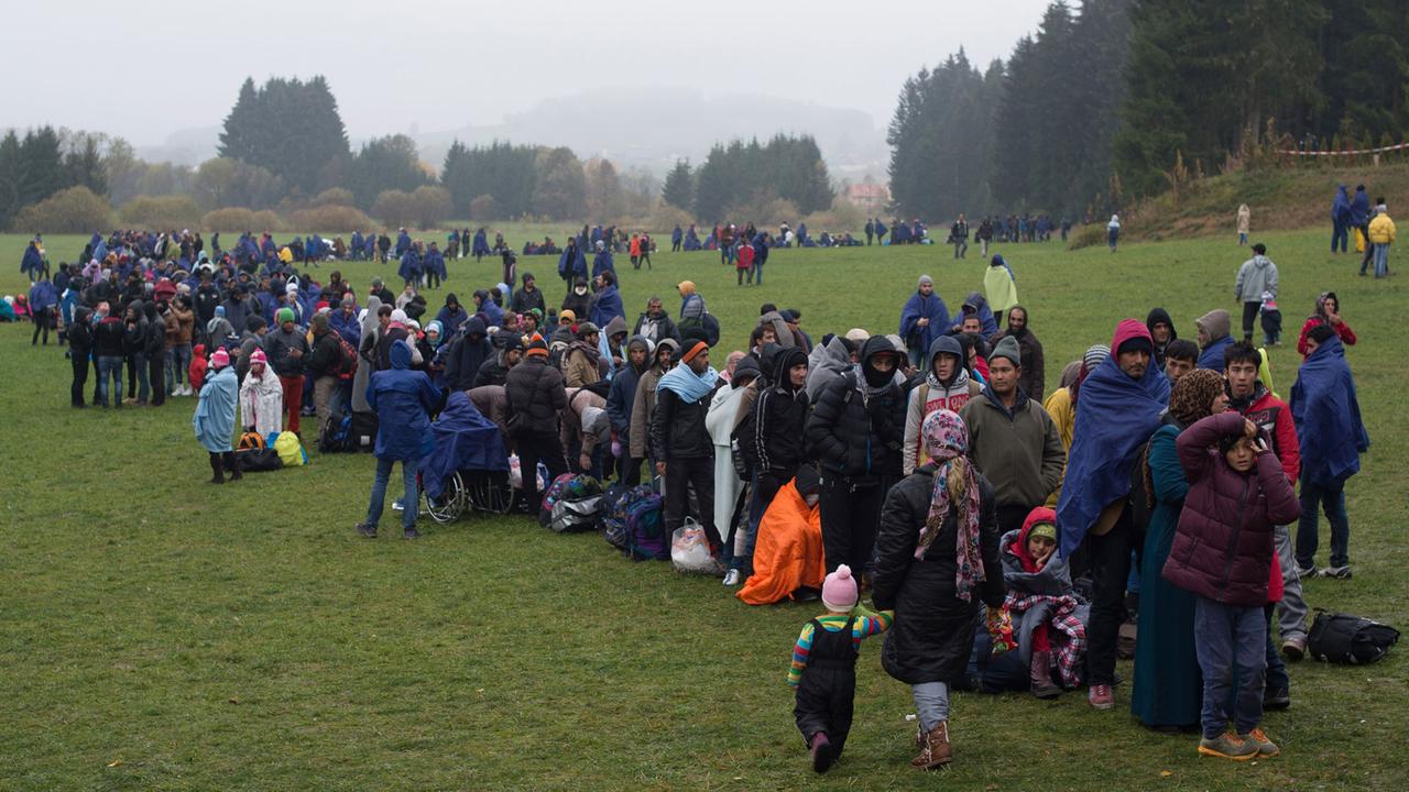 Flüchtlinge warten nahe Wegscheid (Bayern) an der deutsch-österreichischen Grenze.
