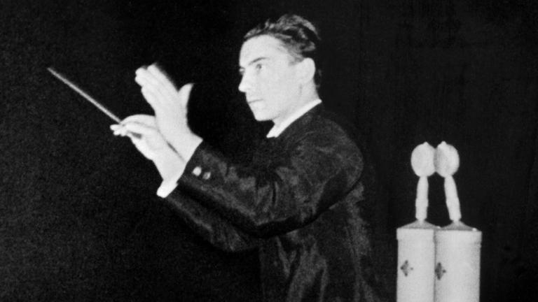 Der österreichische Dirigent Herbert von Karajan dirigiert neben Mikrofonen 1939 eine Plattenaufnahme im Studio der Deutschen Grammophon in Berlin. Der österreichische Dirigent Herbert von Karajan dirigiert neben Mikrofonen 1939 eine Plattenaufnahme im Studio der Deutschen Grammophon in Berlin.