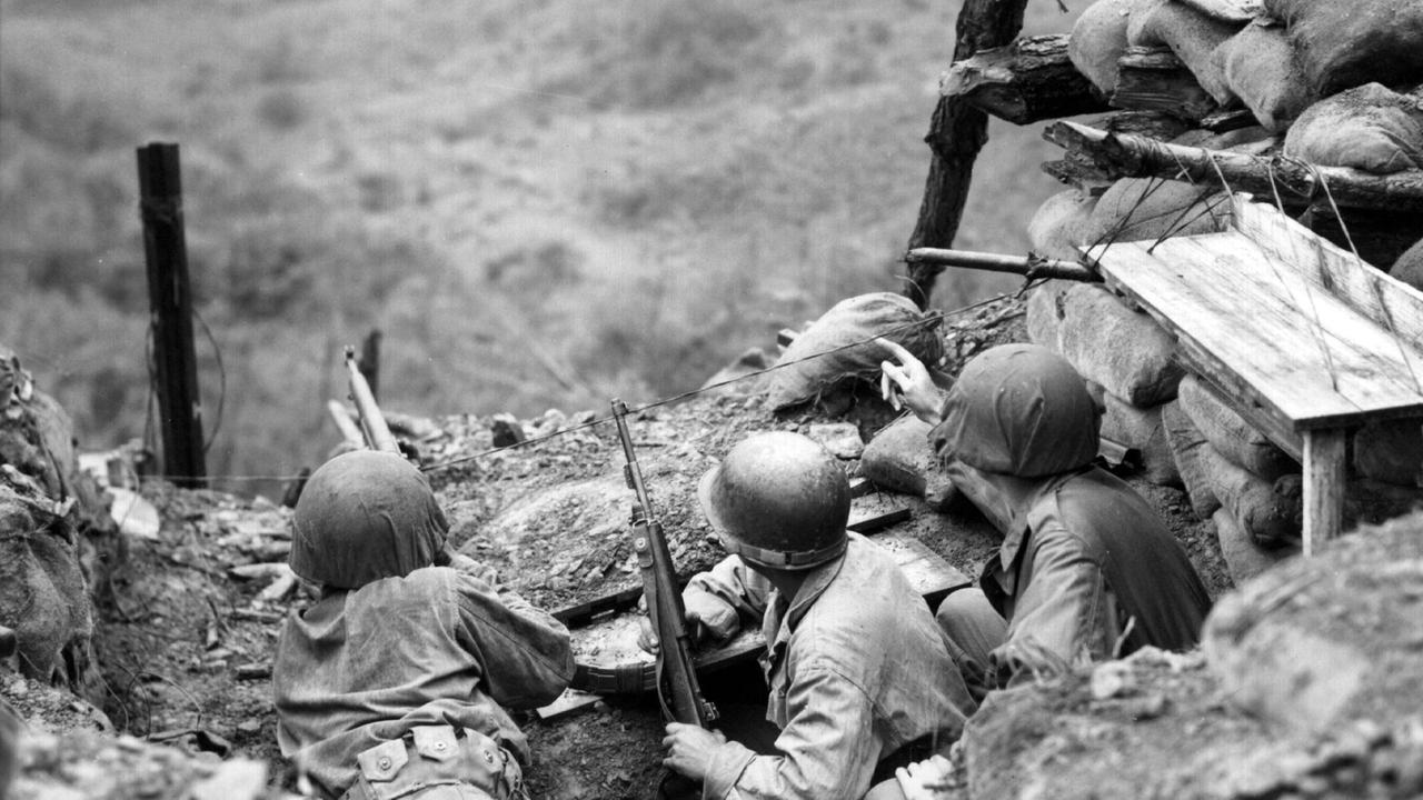 UN-Soldaten in einer befestigten Stellung im Koreakrieg 1952 UN-Soldaten in einer befestigten Stellung im Koreakrieg 1952