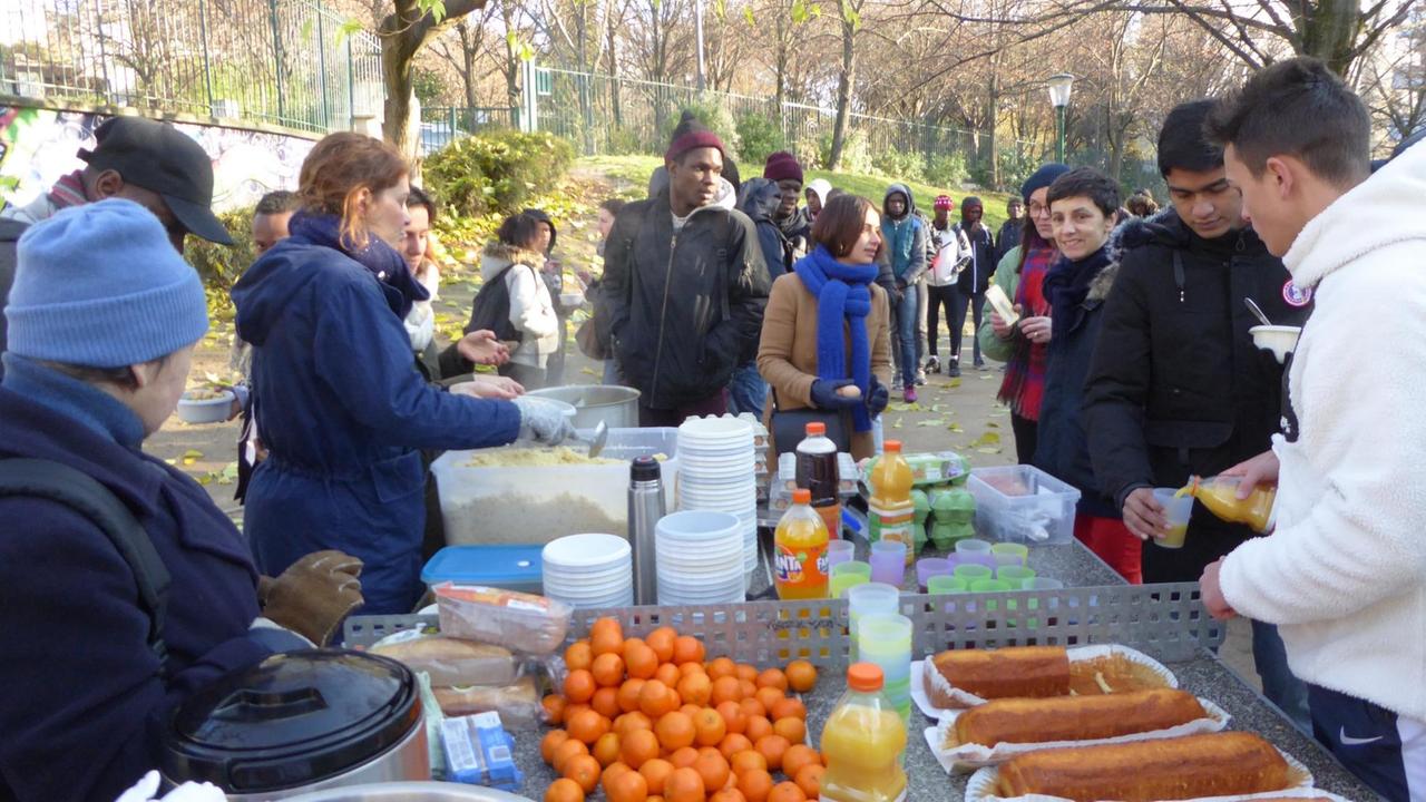 Seit über zwei Jahren holen freiwillige Helfer die unbegleiteten minderjährigen Ausländer vor der Clearingstelle ab und spendieren ihnen in einem Pariser Stadtpark ein Mittagessen.