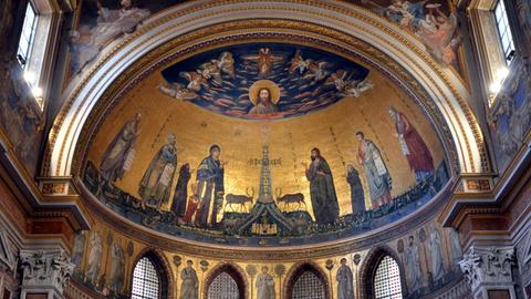 Die mit Mosaiken versehene Apsis der Laterankirche (San Giovanni in Laterano) in Rom. Die Lateranbasilika ist eine von vier Papstbasiliken in Rom und der eigentliche Sitz des Papstes.