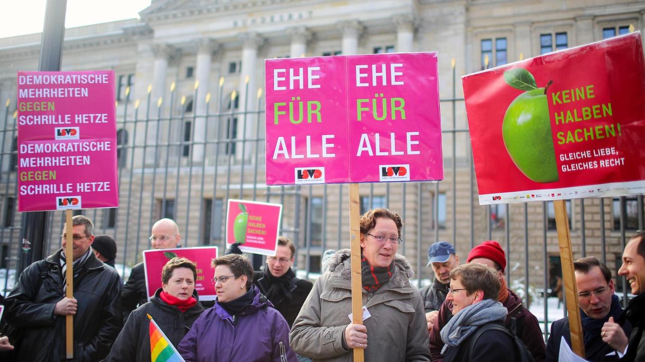 Demonstranten fordern am 22.03.2013 vor dem Bundesrat in Berlin die rechtliche Gleichstellung der Ehe für alle. Demonstranten fordern am 22.03.2013 vor dem Bundesrat in Berlin die rechtliche Gleichstellung der Ehe für alle.