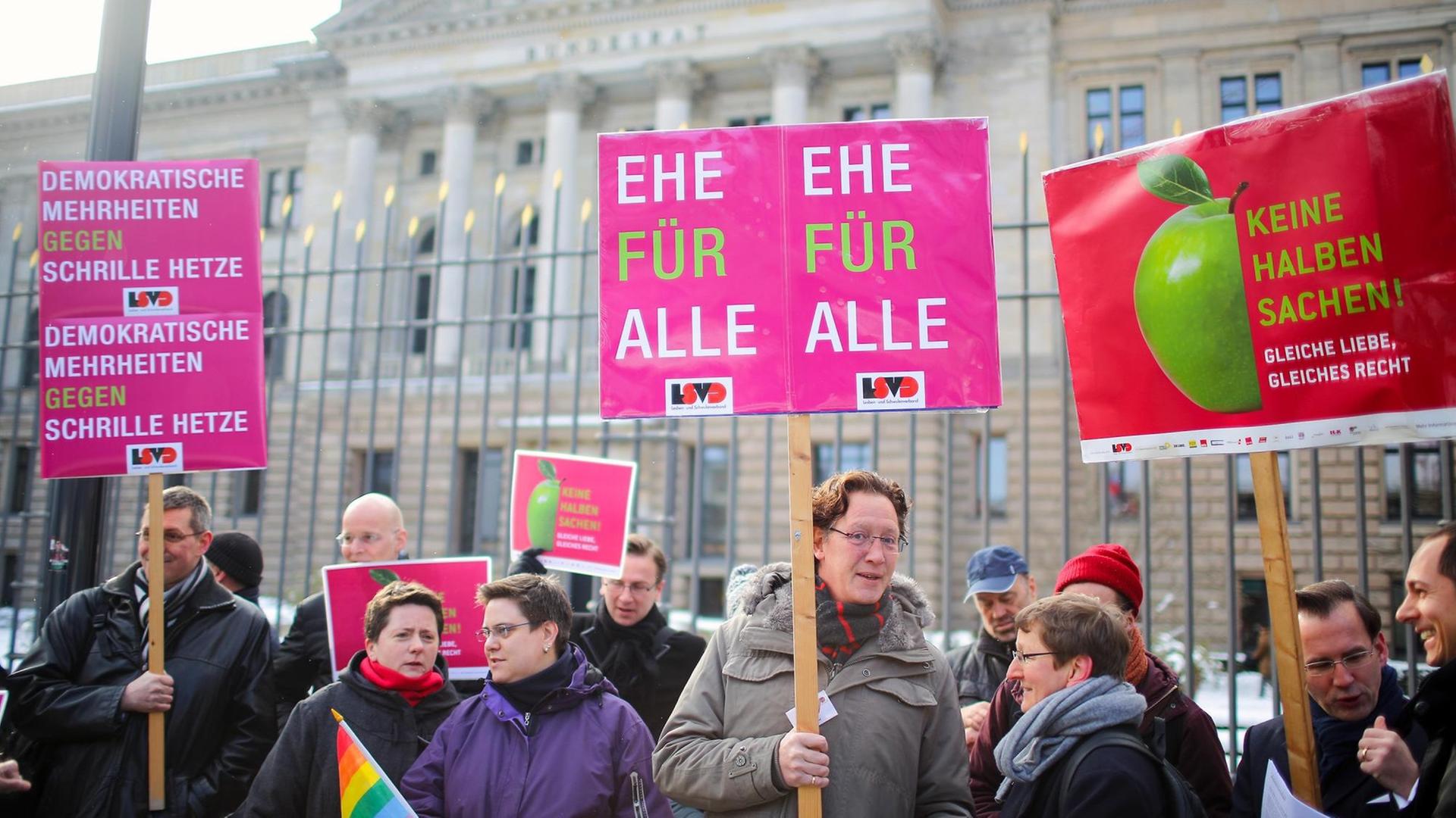 Demonstranten fordern am 22.03.2013 vor dem Bundesrat in Berlin die rechtliche Gleichstellung der Ehe für alle.