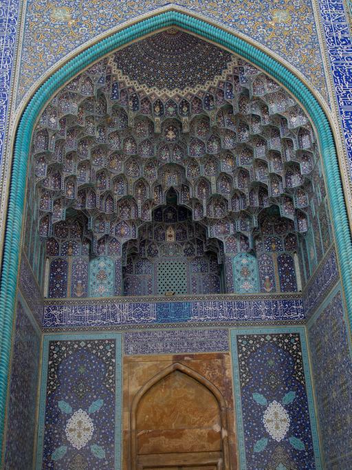 Eingang zur Imam-Moschee am Imamplatz in Isfahan. Der Platz gehört zum UNESCO-Weltkulturerbe.