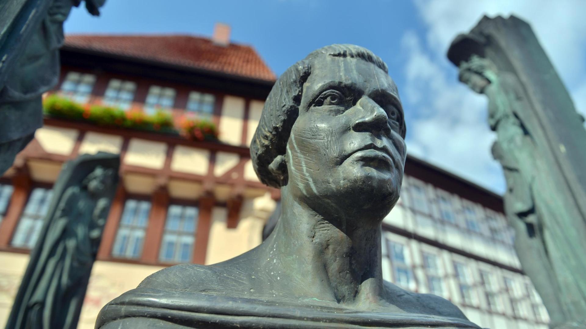Eine Plastik Büste Thomas Müntzers erinnert vor dem Rathaus der malerischen Fachwerkstadt Stolberg am 04.09.2012 an den legendären Bauernführer und Sohn der Stadt.