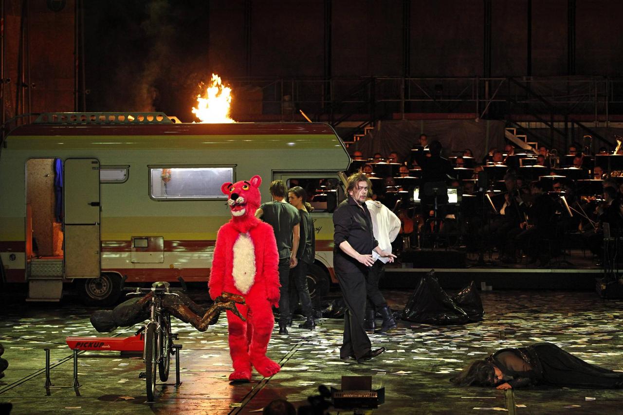 Premiere von Elfriede Jelineks Wagnerbearbeitung "Rein Gold" am 09.03.2014 im Schillertheater Berlin. Szene mit Jürgen Linn (als Wotan, Mitte) vor dem brennenden Wohnmobil des NSU-Trios. Premiere von Elfriede Jelineks Wagnerbearbeitung "Rein Gold" am 09.03.2014 im Schillertheater Berlin. Szene mit Jürgen Linn (als Wotan, Mitte) vor dem brennenden Wohnmobil des NSU-Trios.