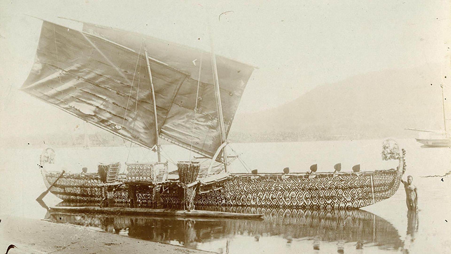 Eine historische Aufnahme zeigt das Luf-Boot vor der hernsheimschen Handelsstation auf Matupi, einer Insel in Papua-Neuguinea, 1903 Eine historische Aufnahme zeigt das Luf-Boot vor der hernsheimschen Handelsstation auf Matupi, einer Insel in Papua-Neuguinea, 1903