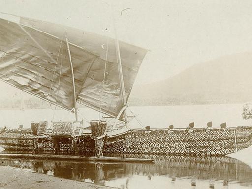 Eine historische Aufnahme zeigt das Luf-Boot vor der hernsheimschen Handelsstation auf Matupi, einer INsel in Papua-Neuguinea, 1903