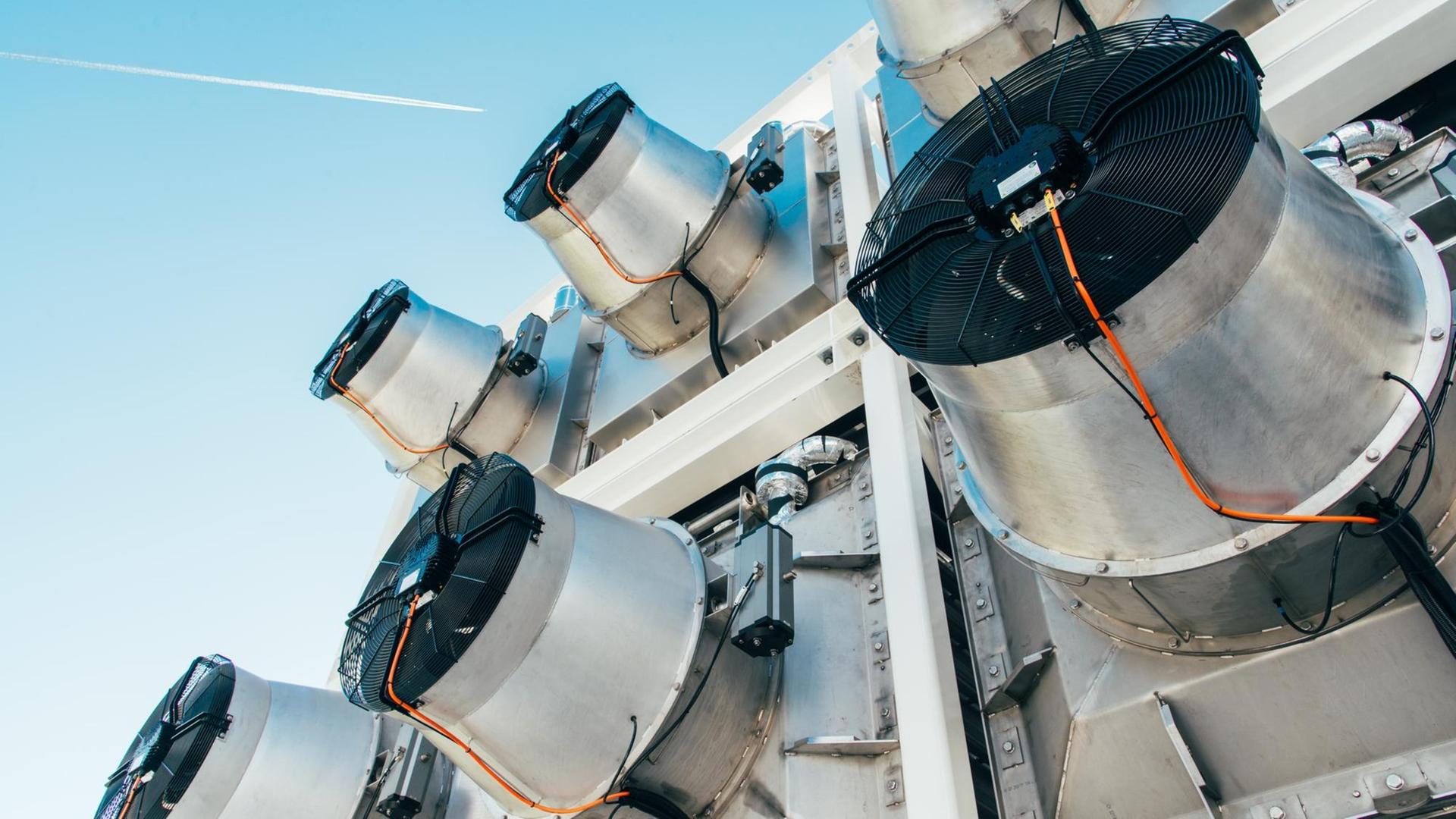 Technische Anlage der Schweizer Firma Climeworks ist gegen den Himmel zu sehen. Technische Anlage der Schweizer Firma Climeworks ist gegen den Himmel zu sehen.