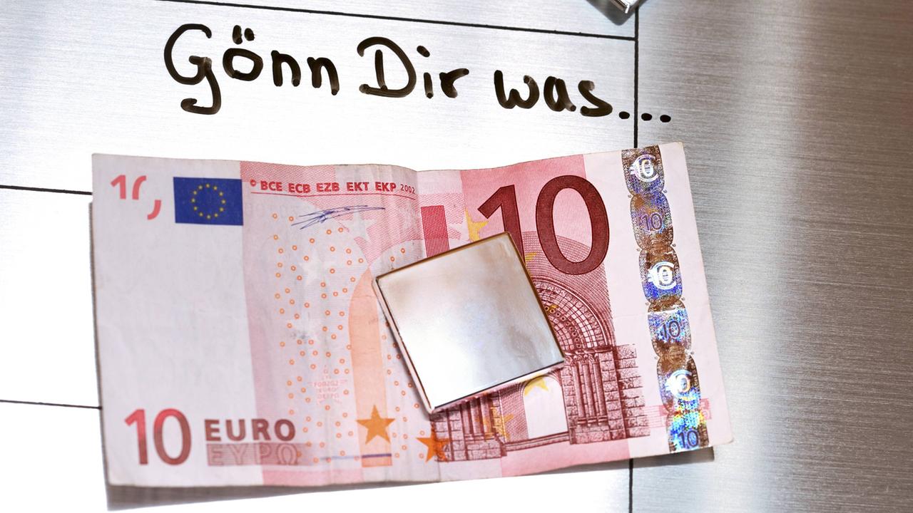 "Gönn Dir was!" - Zehn-Euro-schein an einer Magnet-Pinwand "Gönn Dir was!" - Zehn-Euro-schein an einer Magnet-Pinwand
