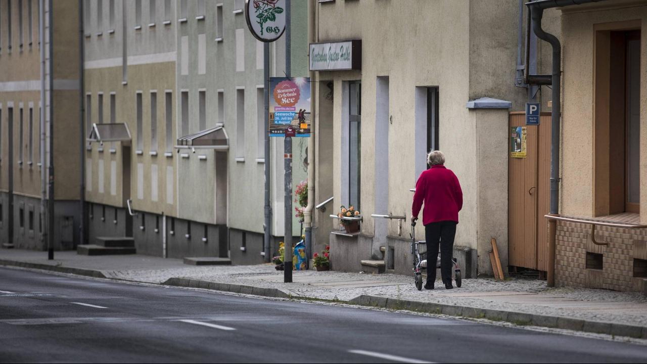 Eine ältere Frau mit Rollator, aufgenommen im Stadtzentrum von Niesky.