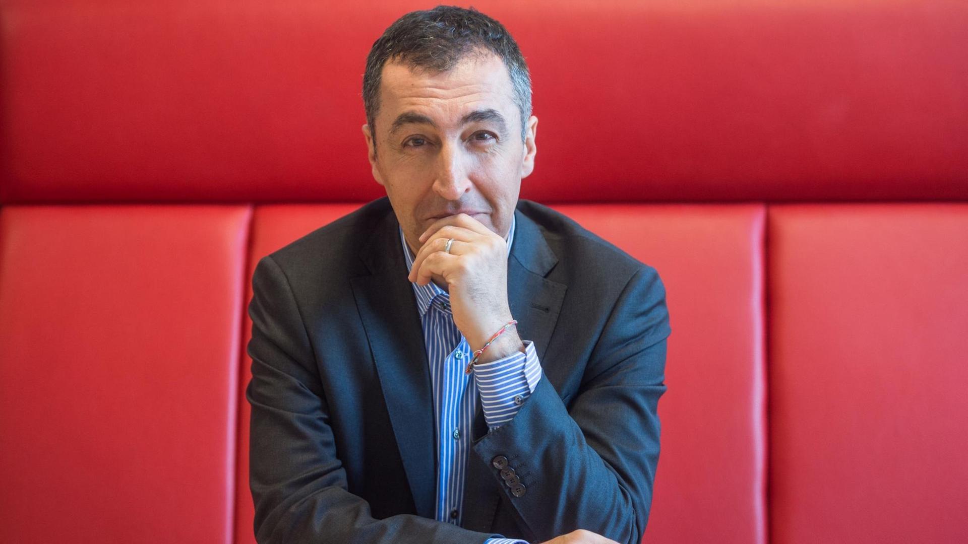 Der Bundesvorsitzende der Partei Bündnis 90/Die Grünen, Cem Özdemir sitzt am 18.04.2017 im Büro der Deutschen Presse Agentur in Stuttgart (Baden-Württemberg). (zu dpa «Brief an Merkel: Grüne fordern Taten gegen Diesel-Abgase» vom 19.04.2017) Foto: Lino Mirgeler/dpa | Verwendung weltweit Der Bundesvorsitzende der Partei Bündnis 90/Die Grünen, Cem Özdemir sitzt am 18.04.2017 im Büro der Deutschen Presse Agentur in Stuttgart (Baden-Württemberg). (zu dpa «Brief an Merkel: Grüne fordern Taten gegen Diesel-Abgase» vom 19.04.2017) Foto: Lino Mirgeler/dpa | Verwendung weltweit