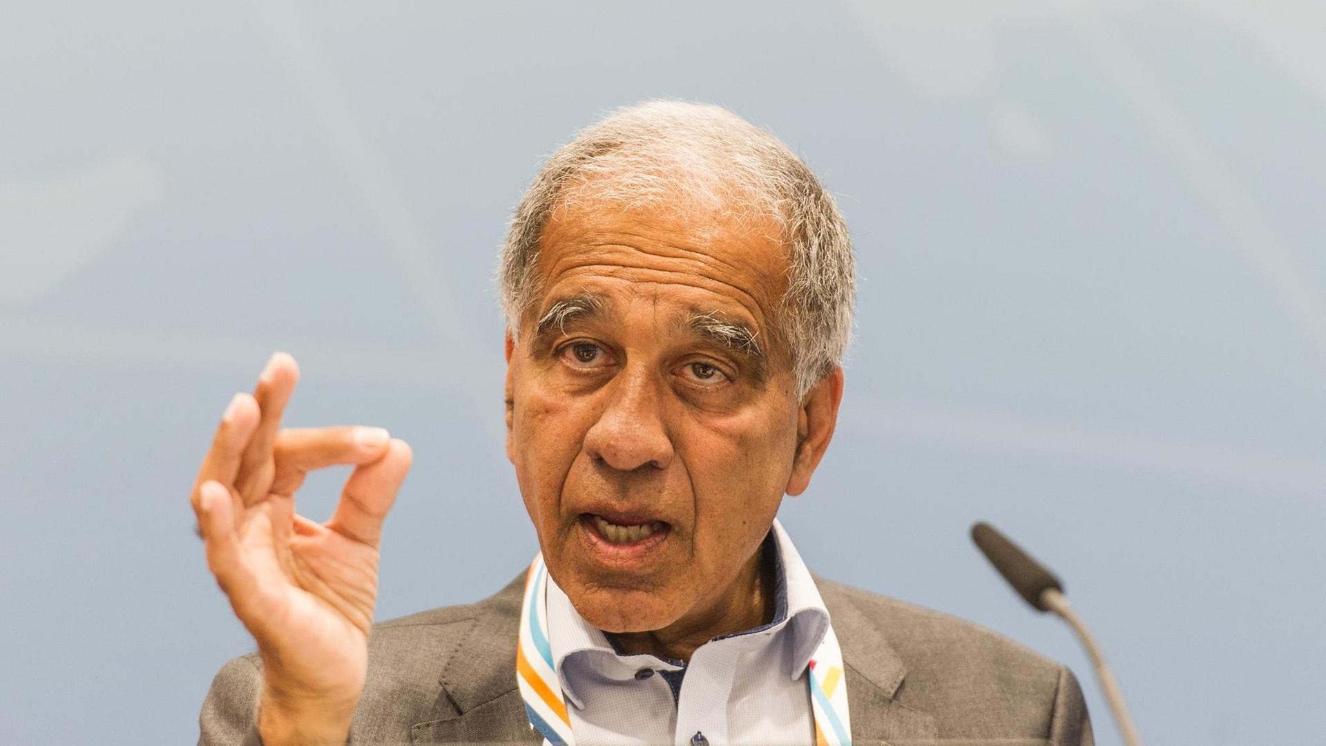 Mojib Latif, Vorsitzender des Deutschen Klima-Konsortiums äußert sich am 06.07.2017 vor Beginn des G20-Gipfels in Hamburg zu Klimafakten. Foto: Christina Sabrowsky/dpa Mojib Latif, Vorsitzender des Deutschen Klima-Konsortiums äußert sich am 06.07.2017 vor Beginn des G20-Gipfels in Hamburg zu Klimafakten. Foto: Christina Sabrowsky/dpa